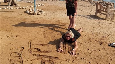 ألماني وزوجته يرسمان Egypt2023 بشواطئ مرسى علم للترويج للسياحة