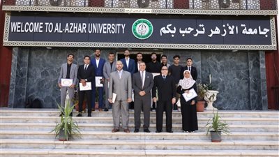 رئيس جامعة الأزهر يكرم طلاب الهندسة لحصولهم على جائزة التميز الدولي