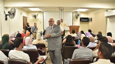 رئيس جامعة الأقصر يوصي الطلاب باستثمار تدريبهم بمبادرة 