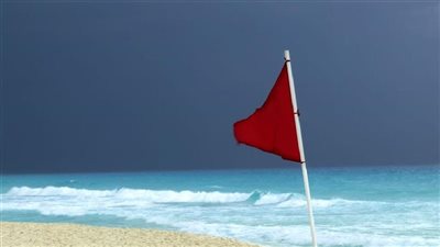 بعد رفع الرايات الحمراء.. الشواطئ الآمنة والخطرة في الإسكندرية