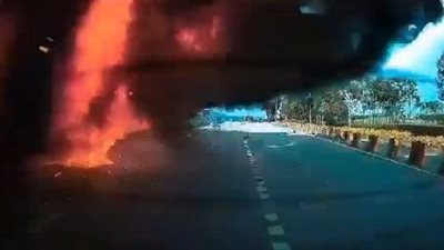 تحطم طائرة مدنية ماليزية ومصرع جميع ركابها.. فيديو