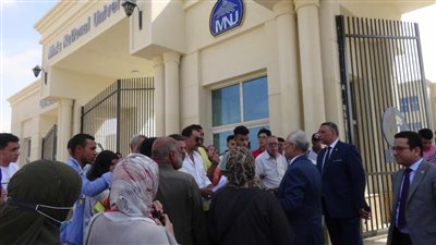 رئيس جامعة المنيا الأهلية يلتقي بأولياء الأمور والطلاب للرد على استفساراتهم