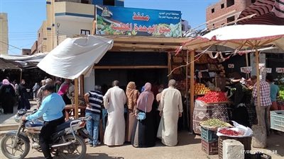 منافذ بيع للخضر والفاكهة بأسعار مخفضة للمواطنين بمحلية الخارجة