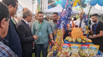 محافظ الإسماعيلية يتفقد بازارًا لعرض أنواع المانجو الإسماعيلاوي