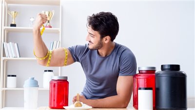 تنتشر بصالات الرياضة وتؤدي للوفاة.. خطورة المكملات الغذائية على صحة الإنسان