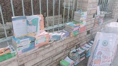 بأسعار زهيدة.. إقبال على شراء الكتب المدرسية والملخصات القديمة بدمياط 