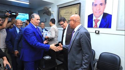 النقيب العام يتفقد استراحات المحامين بمجمع محاكم الإسماعيلية ويلتقي الأعضاء 