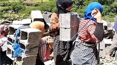 مغربيات يحملن الطوب وسط الجبال لمسافة 300 متر لبناء مسجد أعلى قمم الأطلس