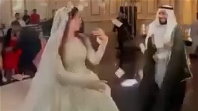 عريس خليجي يلقي دولارات على عروسه والأهل يجمعونها.. فيديو مهين يغضب المصريين (شاهد)