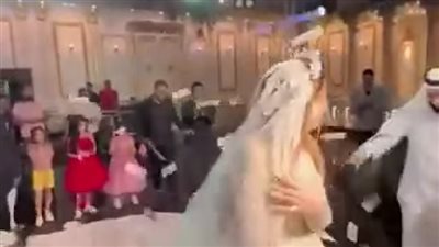 ننشر حقيقة مقطع فيديو لعريس ألقى أموالاً على العروسة في حفل زفافه
