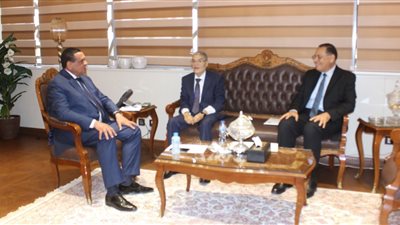 وزير التنمية المحلية يتابع بدء تشغيل المجمعات الحكومية بقري 