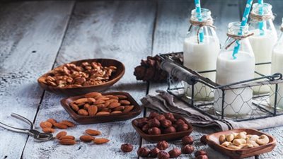 أطعمة ومشروبات تكافح الإجهاد.. الحليب والمكسرات أبرزها