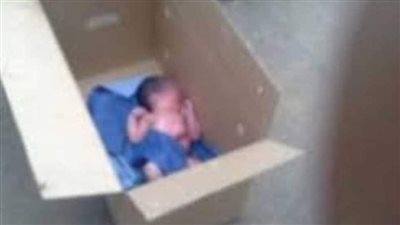 لسه بالحبل السُري.. العثور على طفل حديث الولادة داخل كرتونة ببولاق الدكرور