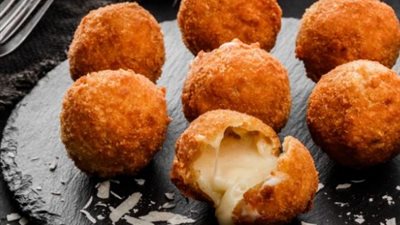 حضري كرات البطاطس المقرمشة محشية بالجبنة