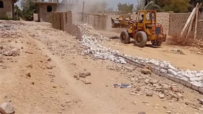 إزالة فورية لحالة تعدى بقرية المحروسة في قنا 