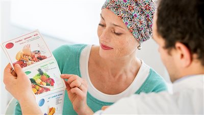 خطأ كارثي يتبعه الكثيرون في أسلوب التغذية يسبب السرطان.. طبيب يحذر