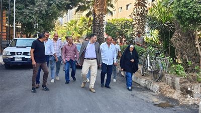 نائب محافظ القاهرة يتفقد رصف الشوارع بحى روض الفرج 