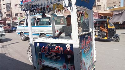 الرزق يحب الخفية.. عمرو يكافح بعربة آيس كريم في شوارع الأقصر لتحصيل مصروفات الثانوية