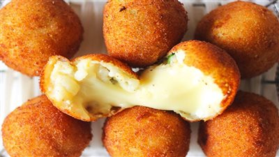 طريقة عمل كرات البطاطس المقرمشة محشية بالجبنة| سناك سريع