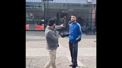 لكمات على وجه سلوان موميكا.. شاب مسلم يلقنه درس ( فيديو)