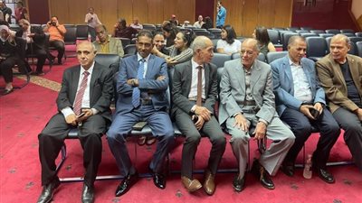 بدء الاحتفال الجماعي الأول بعيد ميلاد شيوخ المهنة.. صور
