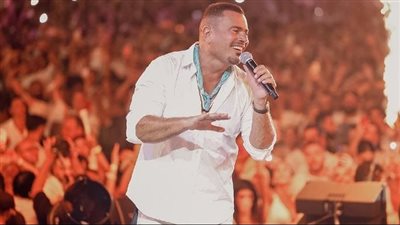 عمرو دياب بالحلق وشنب المسطرة وساعة فخمة سعرها يتجاوز 15 مليون جنيه (صور)