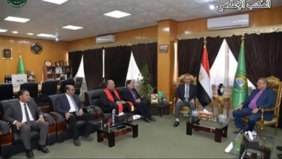 محافظ الإسماعيلية يستقبل رئيس الطائفة الإنجيلية بمصر
