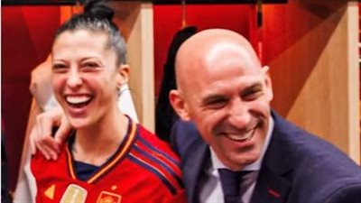 إقالة مدرب إسبانيا للسيدات بسبب دعمه 