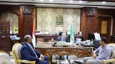 محافظ المنيا يكرم الطالب 