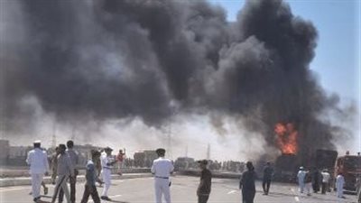 نشوب حريق في سيارة محملة بالوقود على الطريق الزراعي بكفر الدوار 