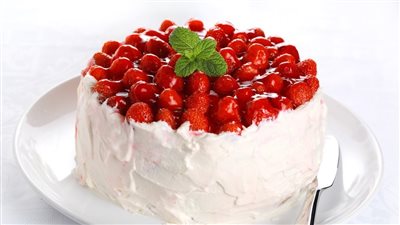 بديل للحلوى المُصنعة.. طريقة عمل كيكة الفراولة بالكريمة