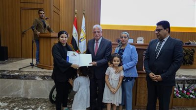 محافظ جنوب سيناء يسلم دراجتين هوائيتين وشهادات تقدير لأسر الشهداء 