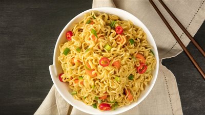 حوليها لمفيدة| طريقة عمل إندومي بالكاري مع إضافات صحية