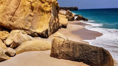 رأس الجنز بسلطنة عمان تكويناتها الصخرية لوحة فنية مبهرة