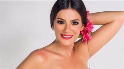 إنجي المقدم تلفت الأنظار على الشاطئ.. الطابع البدوي يسيطر على اللوك