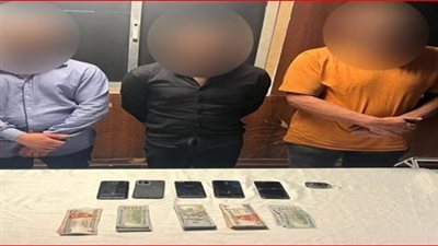 القبض على 3 مُتهمين بالاتجار في العُملة