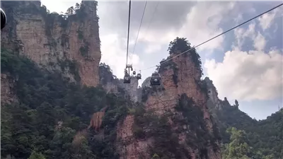 أطفال باكستانيين معلقين بين السماء والأرض (شاهد)