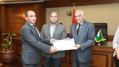 محافظ الجيزة يكرم القائمين على إنجاز الخطة الاستثمارية