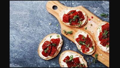 حضري خبز فرنسي بالزيتون والطماطم المجففة