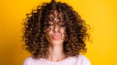 لو شعرك كيرلي| حضري ماسك الأفوكادو لمنعه من التقصف وتغذيته