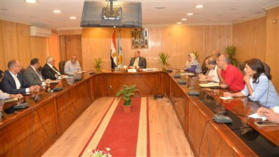عصام سعد يبحث سبل الاستفادة من الأصول التابعة لمحافظة أسيوط وتنمية الفرص الاستثمارية