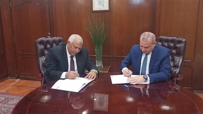 محافظ الوادي الجديد يوقع مذكرة تفاهم لتوصيل الصرف الصحي لمنطقة عين البرج 