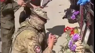 جندي من قوات فاجنر ينهار أمام نصب قائده التذكاري.. فيديو