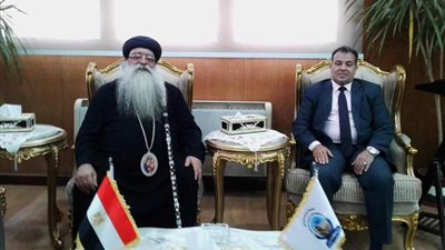 مطران دشنا يزور جامعة جنوب الوادي لتهنئة رئيسها بتوليه المنصب 