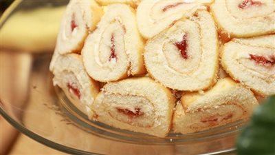 كيكة سويسرول ترايفل اللذيذة لضيافة المناسبات 