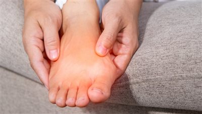 يسبب القرحة والبثور.. كيف يؤثر مرض السكري على القدمين