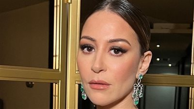 مفعمة بالأنوثة.. منة شلبي تخطف الأضواء في مهرجان للقاهرة للدراما