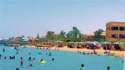 اقبال على الشواطيء بالإسماعيلية مع تحسن حالة الطقس 