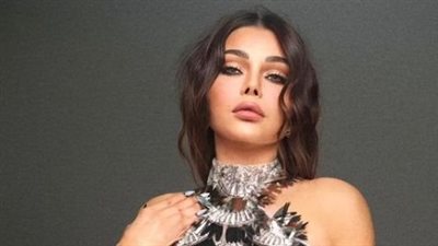 هيفاء وهبي زهرة حمراء صارخة في اليونان