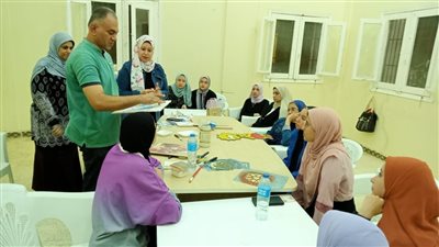 تحت شعار حرفتك صنعتك.. ورشة عن فن الديكوباج والرسم بالرمل بالخارجة